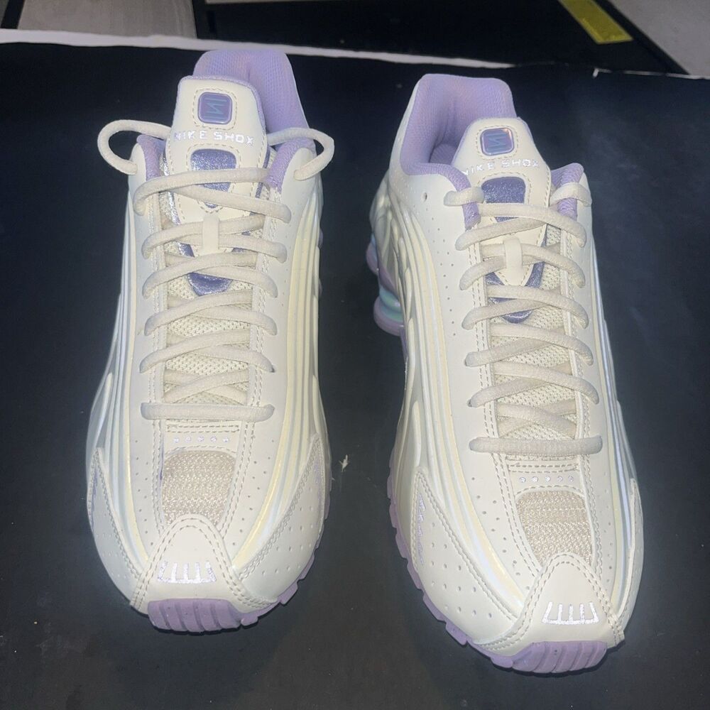 Ih4050-001 Nike Shox R4 Soft Pearl Hydrangeas Size 6.5